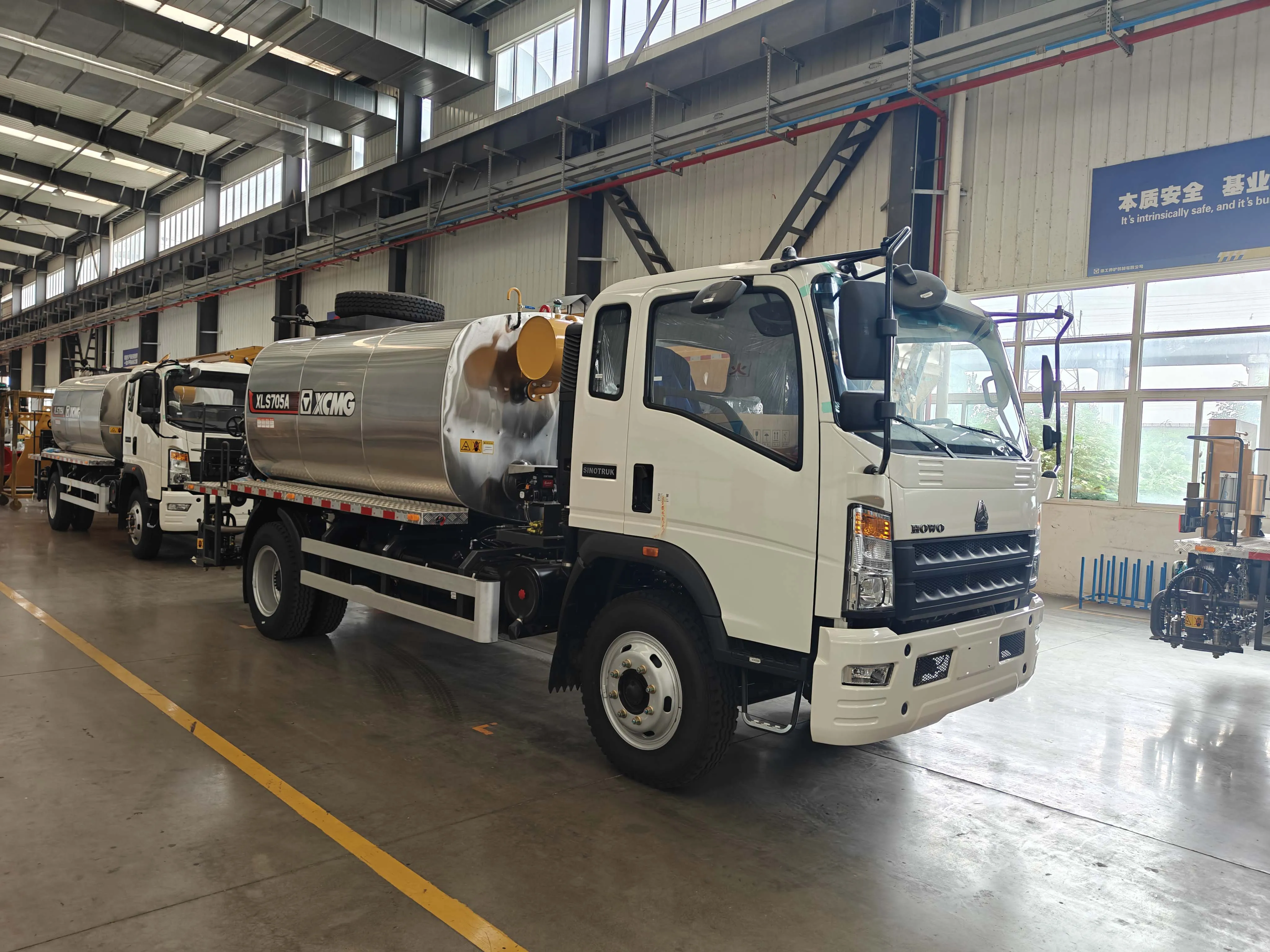 XCMG Official Asphalt sprayer XLS705A road maintenance price